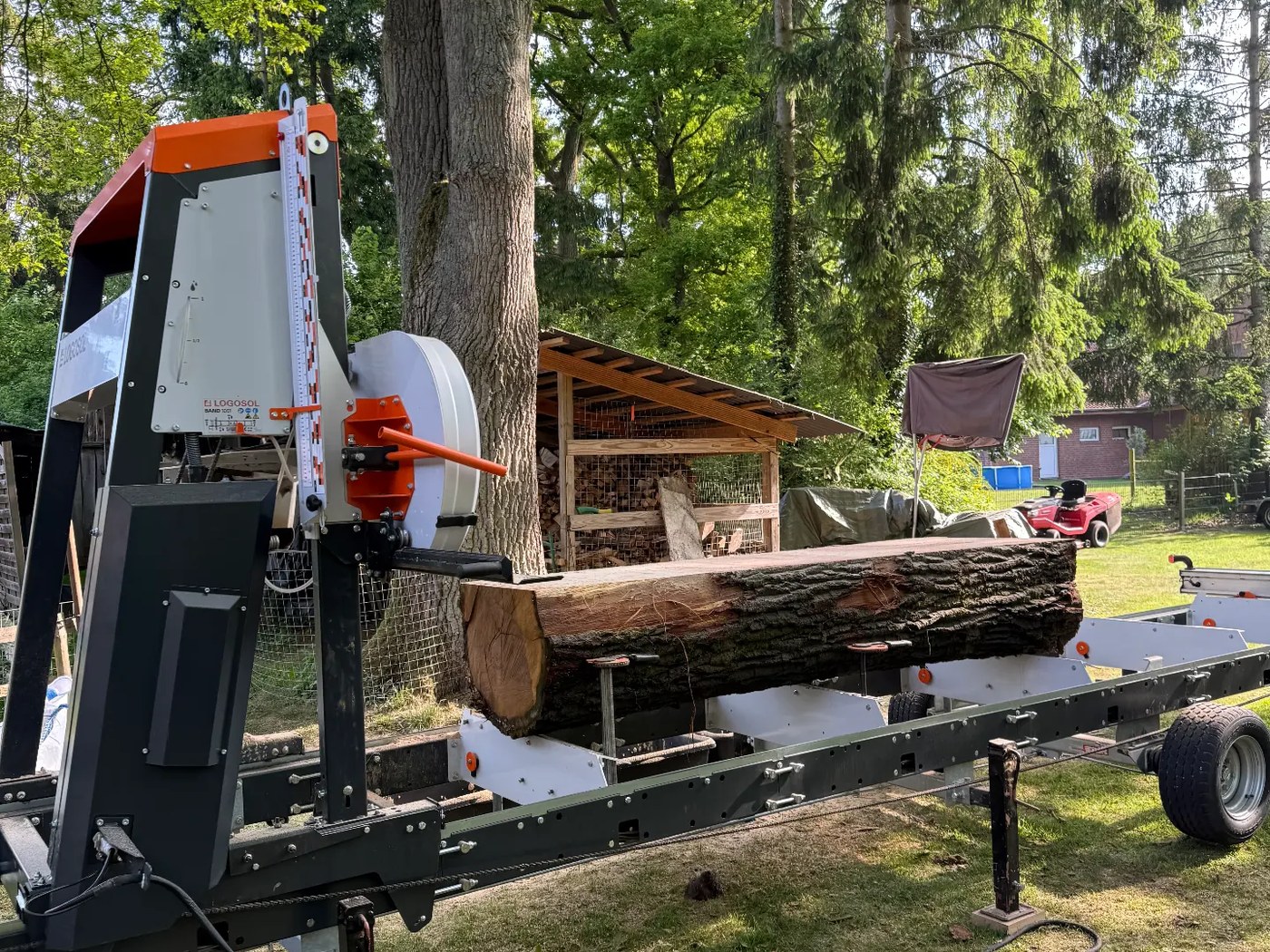 Mobiles Bandsägewerk mit aufgelegtem Eichenstamm im Einsatz vor Ort