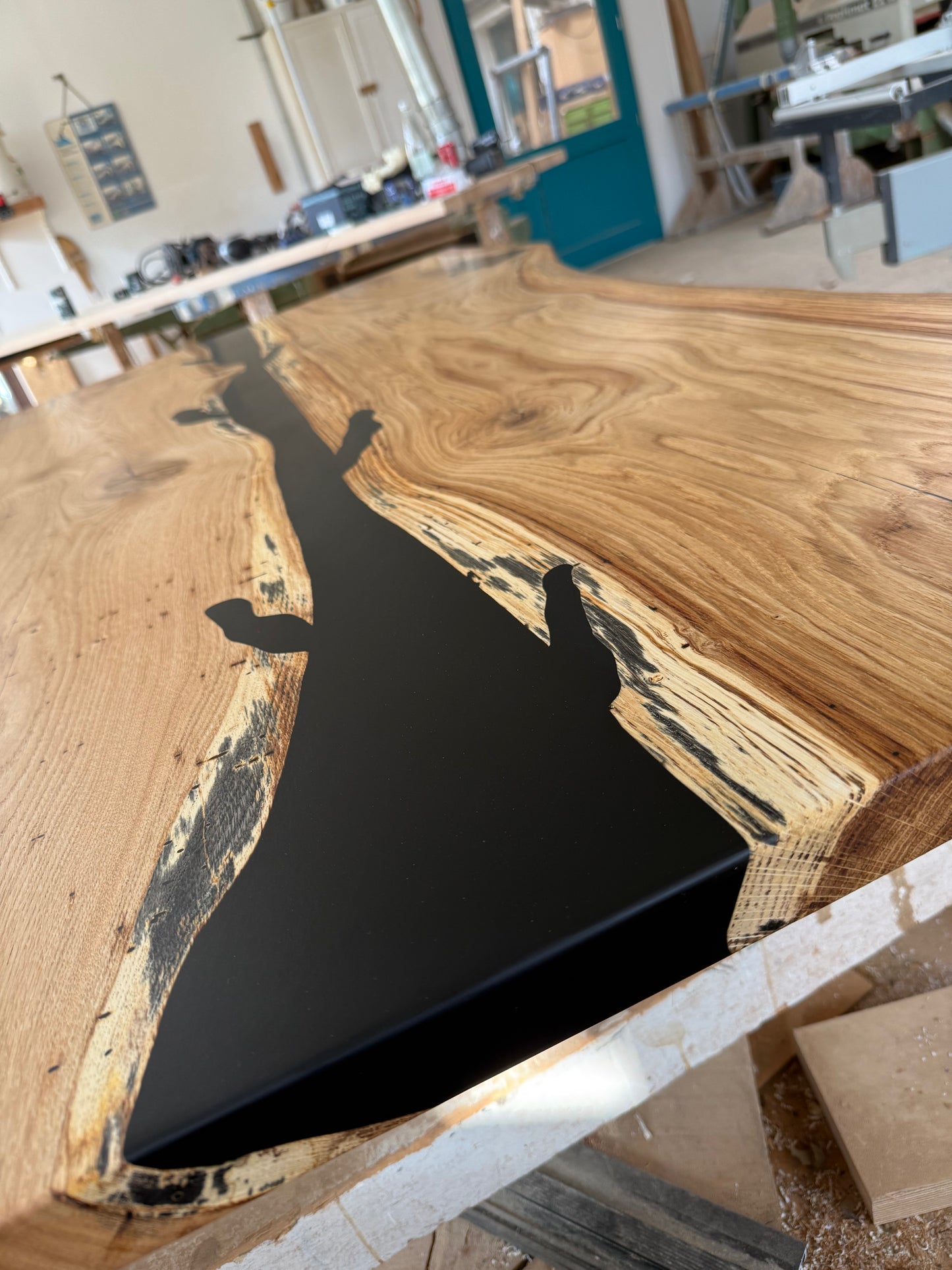Tischplatte Eiche Epoxidharz Naturbaumkanten 180cm